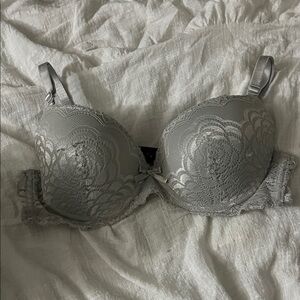 Elegant Lace Underwire Bra in Gray